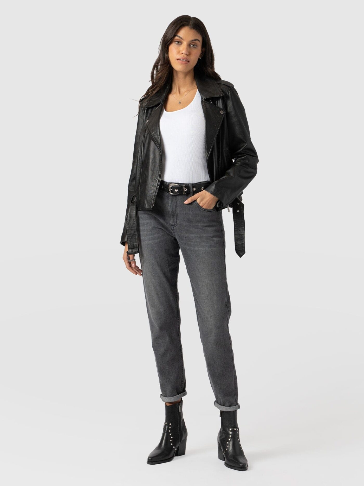 A model wearing a pair of the Saint and Sofia Boyfriend Jeans. This low rise pair help to lengthen the appearance of your torso.